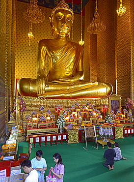 Large Buddha image, late Ayutthaya style, Wat Kanlayanimitr, Thonburi, Bangkok, Thailand, Southeast Asia, Asia