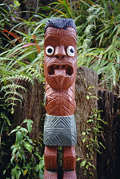 Graveyard carving, Maori village, Whakarewarewa, Rotorua, South Auckland, North Island, New Zealand, Pacific