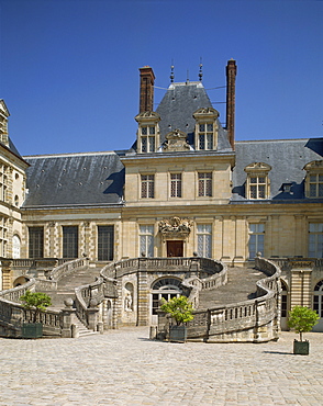 Steps up to the Palace at Fontainebleau, UNESCO World Heritage Site, Seine-et-Marne, Ile de France, France, Europe