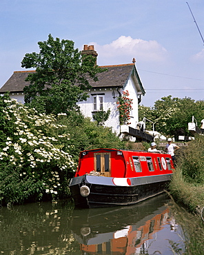 Narrow boat and lock, Aylesbury Arm of the Grand Union Canal, Buckinghamshire, England, United Kingdom, Europe