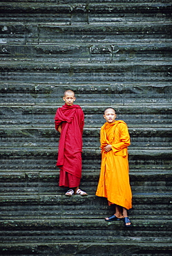 Monks on steps, Angkor Wat, Siem Reap, Cambodia, Indochina, Asia