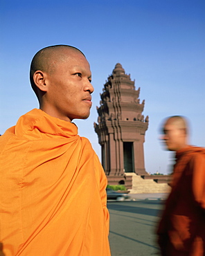 Buddhist monks in front of the Independence Monument, Phnom Penh, Cambodia, Indochina, Southeast Asia, Asia