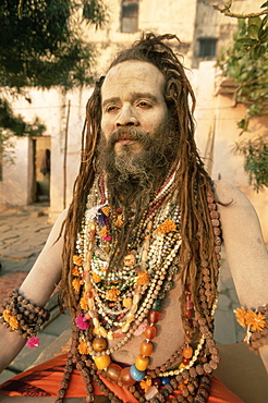 Portrait of a Hindu holy man (saddhu), Varanasi (Benares), Uttar Pradesh state, India, Asia