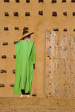 Man standing outside the Djenne Mosque, the largest mud structure in the world, UNESCO World Heritage Site, Djenne, Niger Inland Delta, Mali, West Africa, Africa