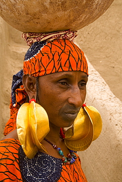 Portrait of a Fulani woman wearing traditional gold earrings, Mopti, Mali, West Africa, Africa