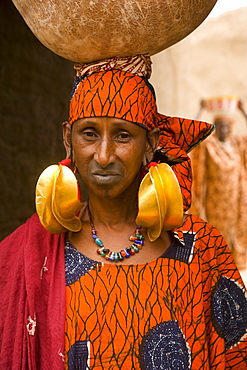 Portrait of a Fulani woman wearing traditional gold earrings, Mopti, Mali, West Africa, Africa