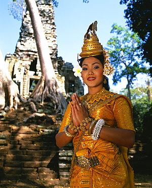 Portrait of a traditional Cambodian apsara dancer, temples of Angkor Wat, Siem Reap Province, Cambodia, Indochina, Southeast Asia, Asia