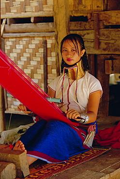Portrait of a 'Long necked' Padaung tribe woman weaving, Mae Hong Son Province, northern Thailand, Asia