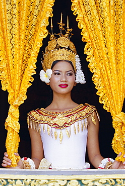 Portrait of a traditional Cambodian dancer, Angkor Wat, Siem Reap, Cambodia, Indochina, Asia