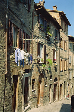 Houses on a narrow street in the town of Urbino, Marche, Italy, Europe