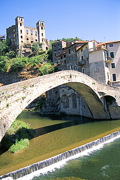 Medieval bridge across the River Nervia and 15th century Doria's castle, Dolceacqua, Italian Riviera, Liguria, Italy, Mediterranean, Europe