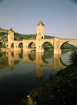 The medieval Pont Valentre over the River Lot, Cahors, Lot, Midi Pyrenees, France, Europe