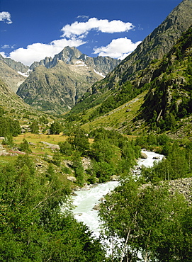 River and mountains of the Veneon Valley in the Parc National des Ecrins, near Grenoble, Isere, Rhone-Alpes, France, Europe