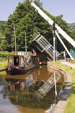 Liftbridge and towpath, Tal y Bont, Monmouth and Brecon canal, Powys, mid-Wales, Wales, United Kingdom, Europe