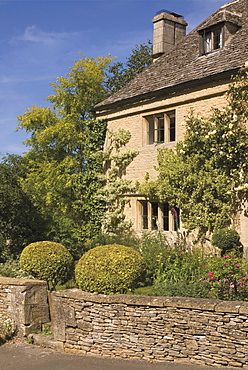 Honey coloured stone house, Upper Slaughter, The Cotswolds, Gloucestershire, England, United Kingdom, Europe