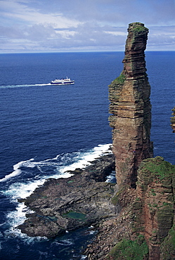 Old Man of Hoy, sandstone sea stack 137m high, with ferry in background, Hoy, Orkney Islands, Scotland, United Kingdom, Europe