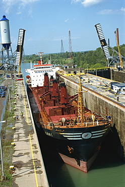 Welland Ship Canal, lower lock between Lakes Ontario and Erie, Ontario, Canada, North America