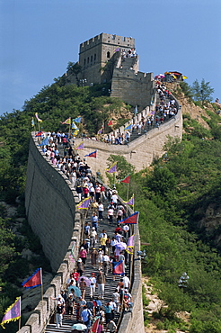 Typical crowds at main visitor site, Great Wall (Changcheng), Badaling, northwest of Beijing, China, Asia