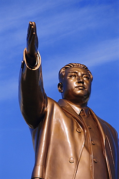 Bronze statue, 30m high, of Great Leader, Mansudae Hill Grand Monument, Pyongyang, North Korea, Asia