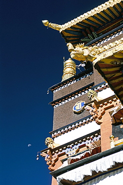 Gold roof on tomb of Panchen Lama, Tashilhunpo monastery, Shigatse (Xigatse), Tibet, China, Asia