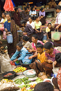 Monday market in Moni village, below Kelimutu volcano, eastern Flores, Nusa Tenggara, Indonesia, Southeast Asia, Asia