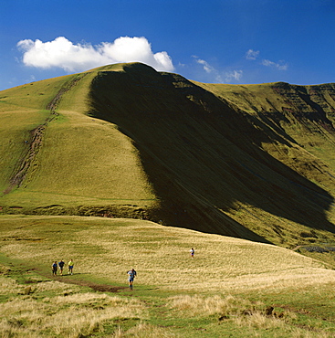 Walkers and hills, Brecon Beacons National Park, Wales, UK, Europe