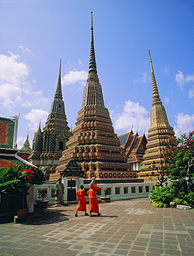 Wat Po and monks, Bangkok, Thailand, Asia