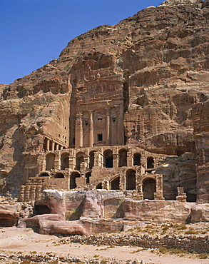 Nabatean Corinthian tomb and urn dating from the 1st century AD in east cliff of Wadi Musa, in Petra, UNESCO World Heritage Site, Jordan, Middle East