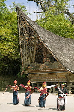 Batak dancers, Simanindo, Samosir island, Lake Toba, Sumatra, Indonesia, Southeast Asia, Asia