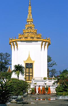 Monks walking in front the the Mondap (Library), Royal Palace, Phnom Penh, Cambodia, Indochina, Southeast Asia, Asia