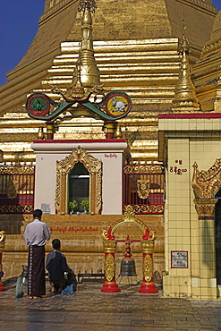 Worshippers at Sule Pagoda, Yangon (Rangoon), Myanmar (Burma), Asia