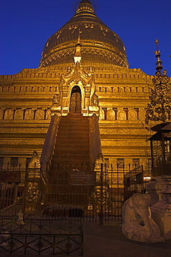 Between the villages of Nyaung U and Wetkyi-in, Shwezigon Paya first built by King Anawrahta and completed by King Kyansittha in 1087, Bagan (Pagan), Myanmar (Burma), Asia 