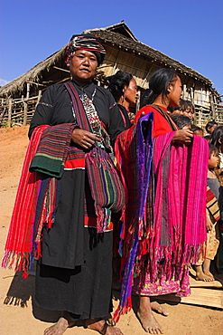 Ann village, Ann ladies with textiles, Kengtung (Kyaing Tong), Shan State, Myanmar (Burma), Asia