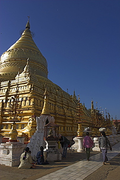 Between the villagesof Nyaung U and Wetkyi-in, Shwezigon Paya first built by King Anawrahta and completed by King Kyansittha in 1087, Bagan (Pagan), Myanmar (Burma), Asia