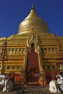 Between the villagesof Nyaung U and Wetkyi-in, Shwezigon Paya first built by King Anawrahta and completed by King Kyansittha in 1087, Bagan (Pagan), Myanmar (Burma), Asia