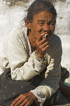 Between the villages of Nyaung U and Wetkyi-in, lady smoking sheroot, Bagan (Pagan), Myanmar (Burma), Asia 