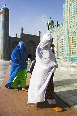 Pilgrims at the shrine of Hazrat Ali, who was assassinated in 661, Mazar-I-Sharif, Balkh province, Afghanistan, Asia