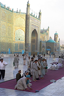 Pilgrims outside the Shrine of Hazrat Ali, who was assissinated in 661, Mazar-I-Sharif, Balkh province, Afghanistan, Asia