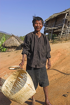 Ann man carrying cane basket he is making, Ann Village, Kengtung (Kyaing Tong), Shan state, Myanmar (Burma), Asia