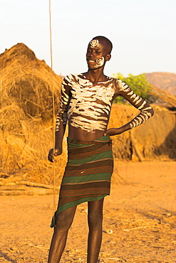 Karo man with body painting, made from mixing animal pigments with clay, Kolcho village, Lower Omo Valley, Ethiopia, Africa