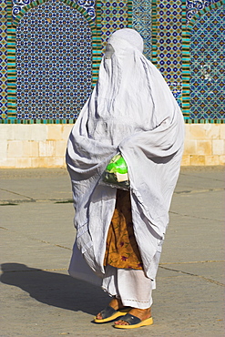 Woman pilgrim at the Shrine of Hazrat Ali, who was assassinated in 661, Mazar-I-Sharif, Afghanistan, Asia