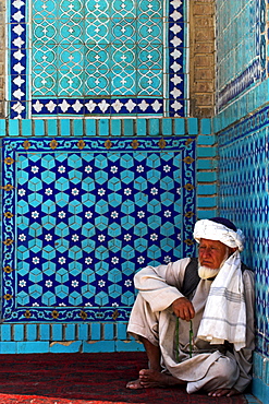 Pilgrim at the Shrine of Hazrat Ali, who was assassinated in 661, Mazar-I-Sharif, Afghanistan, Asia