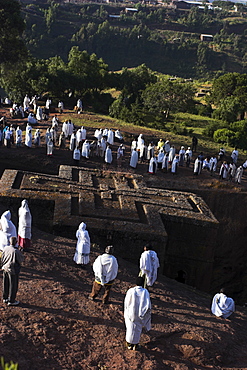 Pilgrims wearing traditonal gabi (white shawl) at festival at rock-hewn monolithic church of Bet Giyorgis (St. George's), roof shaped like a Greek cross, Lalibela, UNESCO World Heritage Site, Ethiopia, Africa