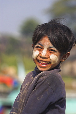 Girl laughing, Uwe Zoon Jetty, Ayeyarwady River, Mandalay, Myanmar (Burma), Asia