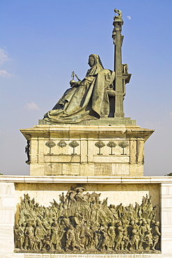 Statue of Queen Victoria on her throne wearing the robes of the Star of India,  Victoria Memorial, Chowringhee, Kolkata (Calcutta), West Bengal, India, Asia