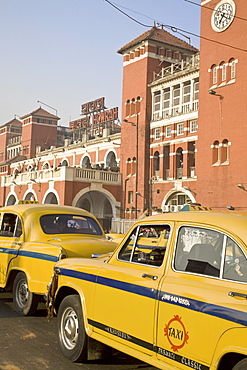 Yellow Ambassador taxis outside Howrah train station, Kolkata (Calcutta), West Bengal, India, Asia