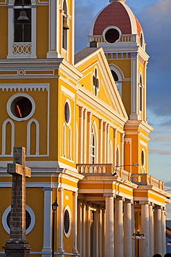 Cathedral de Granada, Park Colon (Park Central), Granada, Nicaragua, Central America