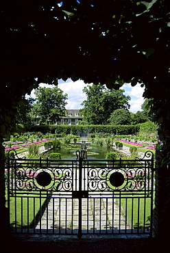 Sunken garden, Kensington Gardens, London, England, United Kingdom, Europe