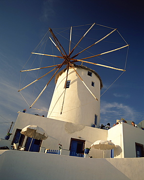 Traditional thatched windmill in the village of Oia, Santorini (Thira), Cyclades Islands, Greek Islands, Europe