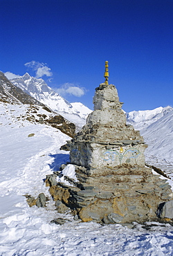 Buddhist stupa above Dingboche, Everest region, Himalayas, Nepal, Asia